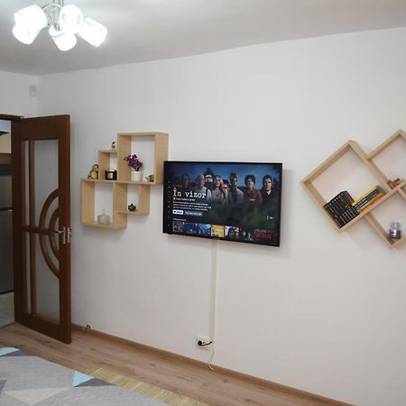 1St Apartment Nehoiu Buitenkant foto