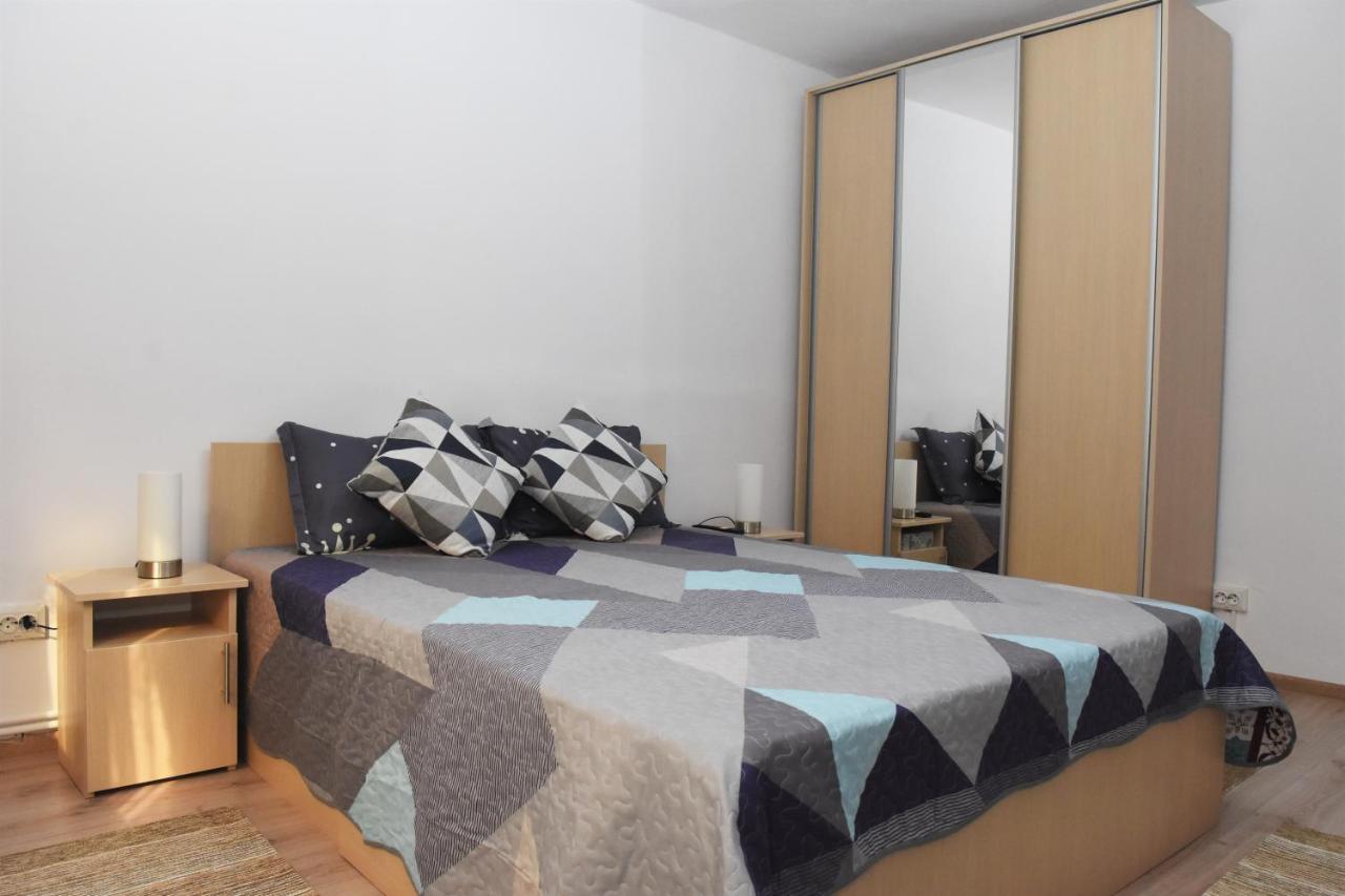 1St Apartment Nehoiu Buitenkant foto