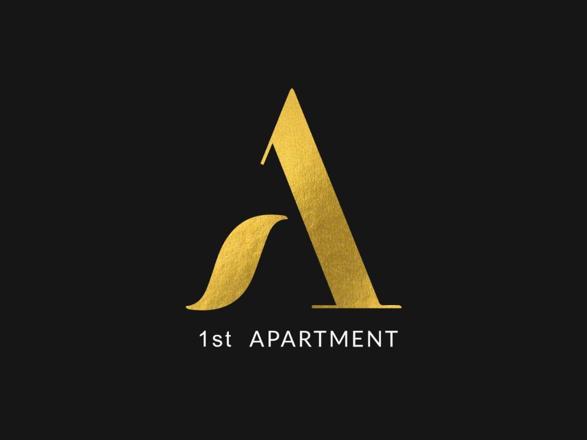 1St Apartment Nehoiu Buitenkant foto