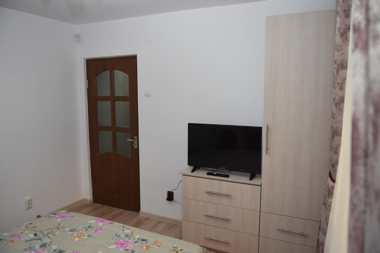 1St Apartment Nehoiu Buitenkant foto