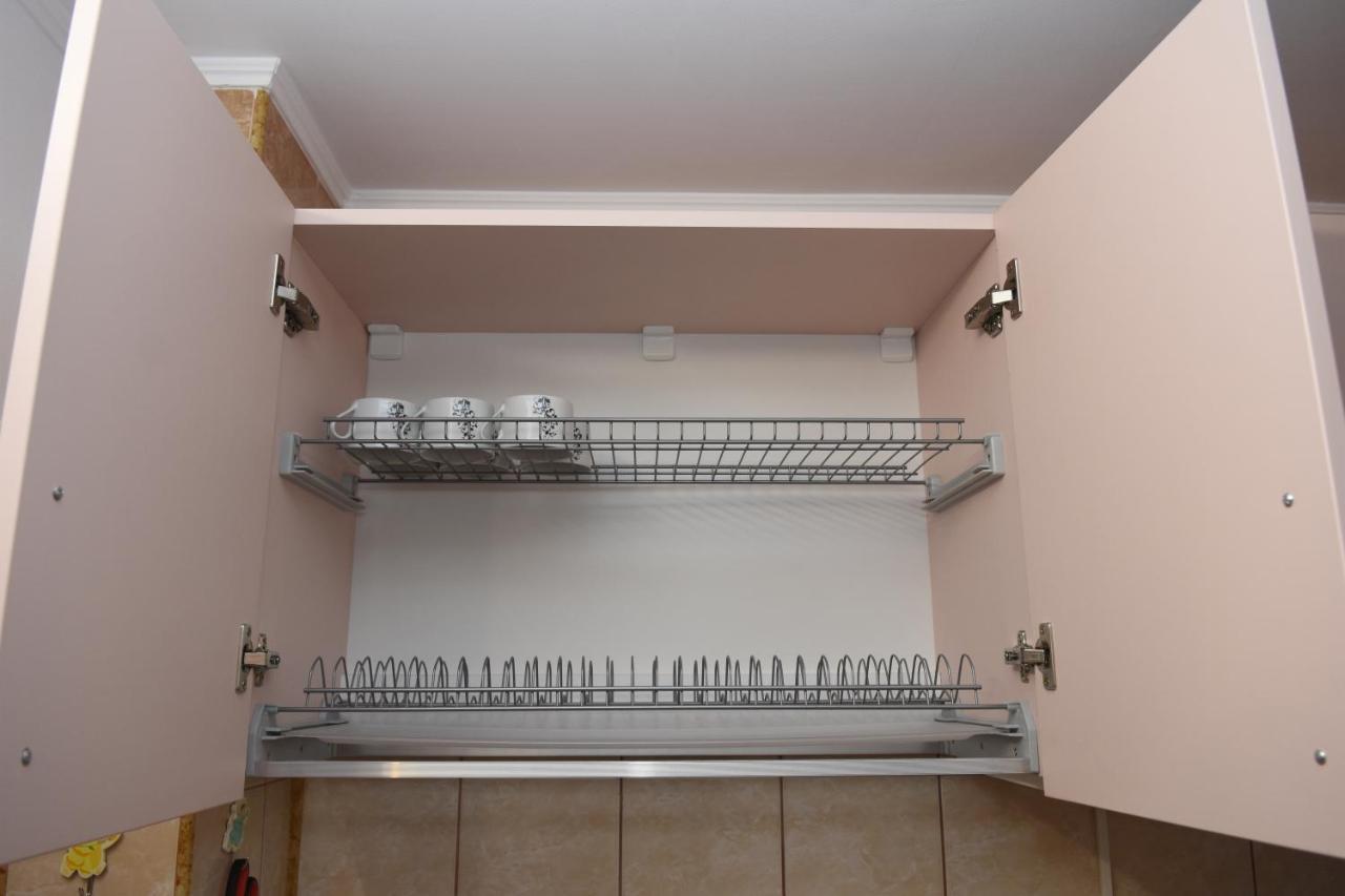 1St Apartment Nehoiu Buitenkant foto