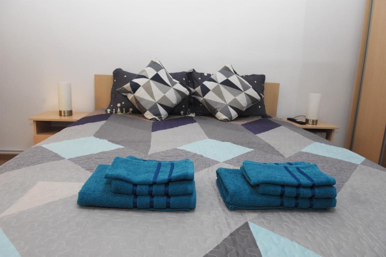 1St Apartment Nehoiu Buitenkant foto